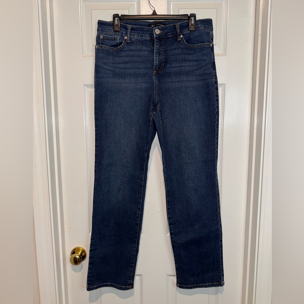 Bandolino Straight Leg Jeans in Dark Blue Wash. Size 10